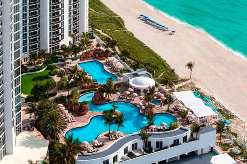 Crystal Palms Beach Resort Сент-Піт-Біч Екстер'єр фото